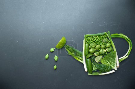 Téléchargez les photos : La croissance biologique légumes jardinage eau peut concept - en image libre de droit