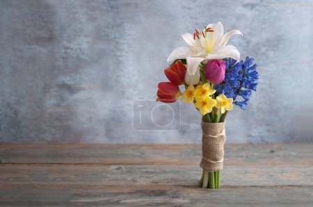 Foto de Ramo de flores de primavera con lirios incluidos; narcisos y jacinto - Imagen libre de derechos