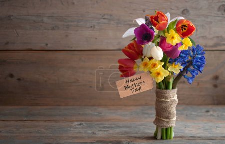 Foto de Ramo de flores feliz día de las madres incluyendo lirios; narcisos y jacinto - Imagen libre de derechos