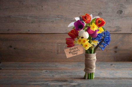 Foto de Ramo de flores feliz día de las madres incluyendo lirios; narcisos y jacinto - Imagen libre de derechos