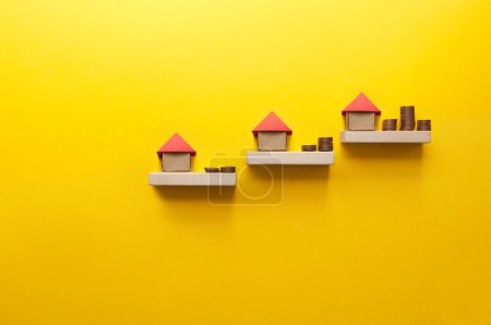 Téléchargez les photos : Étapes de l'échelle de propriété avec maison en origami miniature conduisant à des montants d'argent croissants - en image libre de droit