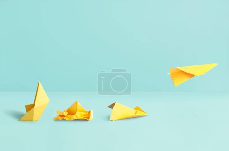 Foto de Barco de papel hundiendo la transformación en un avión de papel, desde el fracaso hasta el éxito cóncavo - Imagen libre de derechos