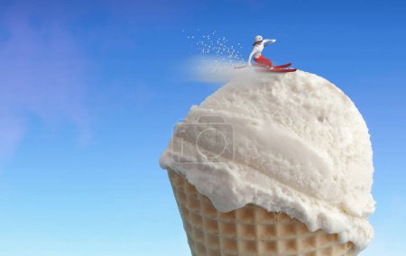 Foto de Esquiador en miniatura deslizándose por una pendiente de helado - Imagen libre de derechos