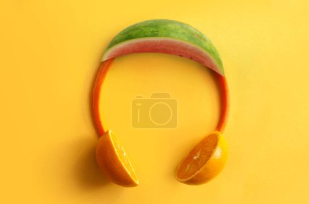 Téléchargez les photos : Casques faits de pastèque, musique d'été, festival et concept de playlist - en image libre de droit