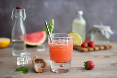 Foto de Bebida de cóctel de kéfir de agua probiótica con sabor a bayas - Imagen libre de derechos