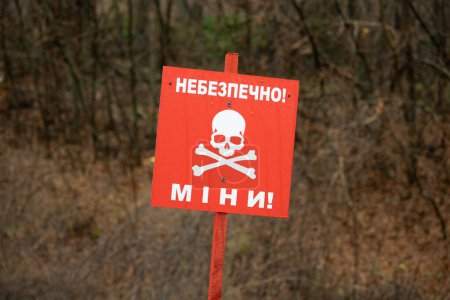 Foto de Cartel de peligro frente al campo minado - Ucrania, Donbass: Minas de peligro Foto - Imagen libre de derechos