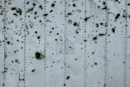 Foto de Rastros de bombardeos. Agujeros de fragmentos de concha. Guerra en Ucrania. - Imagen libre de derechos