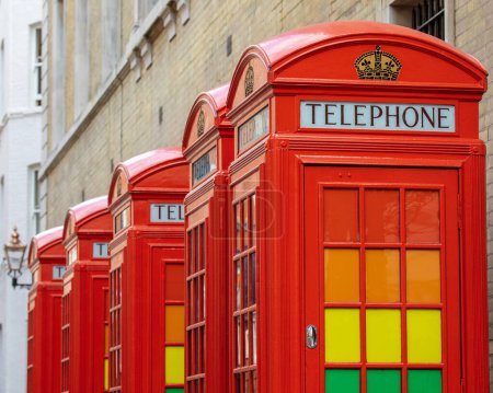 Una fila de cajas telefónicas rojas tradicionales, en Broad Court en el West End de Londres, Reino Unido.