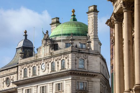 Un detalle de la impresionante arquitectura de Regent Street en Londres, Reino Unido. La escultura es de Britania - la personificación nacional de Gran Bretaña.