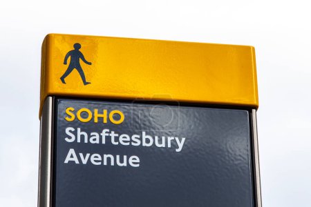 Un panneau piétonnier situé sur Shaftesbury Avenue, dans le quartier Soho de Londres, Royaume-Uni.