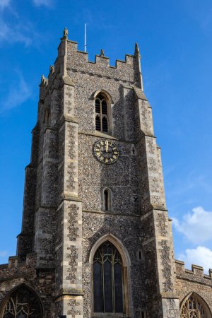 Der Turm der St. Peters Church in Sudbury, Suffolk, Großbritannien. Es ist eine ehemalige anglikanische Kirche, die heute als Sudbury Arts Centre dient.