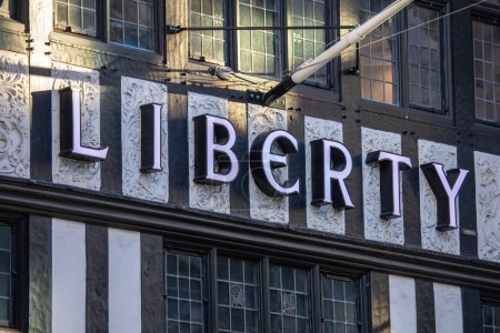 Foto de Londres, Reino Unido - 15 de enero de 2024: Primer plano del letrero en el exterior de los históricos grandes almacenes Liberty en Londres, Reino Unido. - Imagen libre de derechos