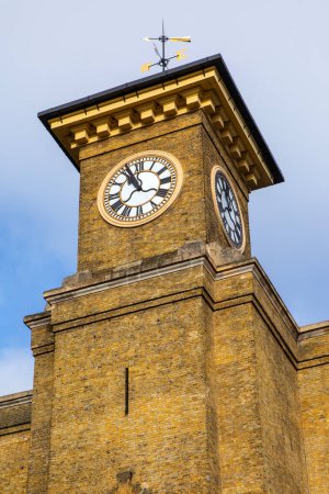 La torre del reloj de Kings Cross Railway Station en Londres, Reino Unido.