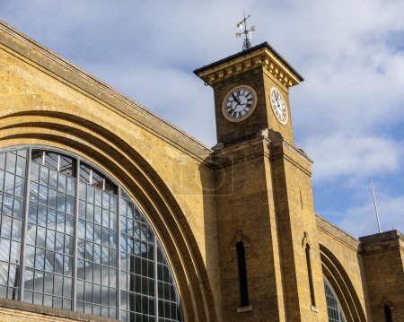 Das Äußere des Kings Cross Bahnhofs in London, Großbritannien.