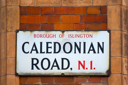 Straßenschild für die Caledonian Road in London, Großbritannien.