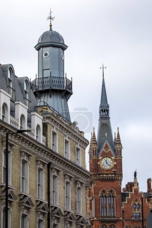 Blick auf das Leuchtturmgebäude und den Turm des St. Pancras Renaissance Hotels im Hintergrund, im Kings Cross Viertel von London, Großbritannien.