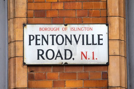 Straßenschild für die Pentonville Road in London, Großbritannien.