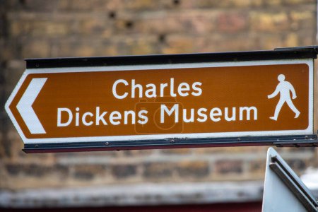 Foto de Londres, Reino Unido - 5 de febrero de 2024: Un cartel que señala a los visitantes al Museo Charles Dickens, ubicado en Doughty Street en Londres, Reino Unido. - Imagen libre de derechos