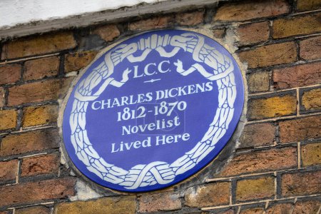 Foto de Londres, Reino Unido - 5 de febrero de 2024: Una placa azul en Doughty Street en Londres, Reino Unido, que marca el lugar donde vivió el famoso novelista Charles Dickens. La casa ahora alberga el Museo Charles Dickens. - Imagen libre de derechos