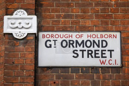 Ein Straßenschild für die Great Ormond Street in London, Großbritannien.