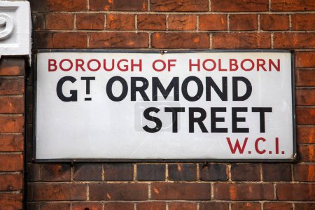 Ein Straßenschild für die Great Ormond Street in London, Großbritannien.