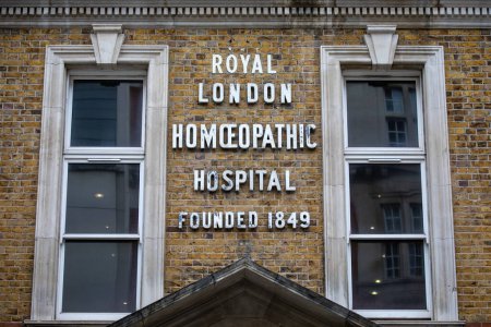 Un letrero vintage en el exterior del Hospital Homeopático Royal London - fundado en 1849, ubicado en Great Ormond Street en Londres, Reino Unido.