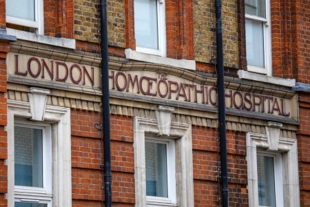 Ein historisches Schild an der Außenseite des Londoner Homöopathischen Krankenhauses in der Great Ormond Street in London, Großbritannien.