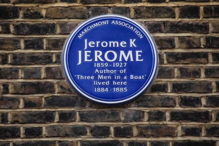 Foto de Londres, Reino Unido - 5 de febrero de 2024: Placa azul en el exterior de un edificio en Tavistock Place en Londres, Reino Unido, marcando donde vivió el autor Jermone K Jerome. - Imagen libre de derechos