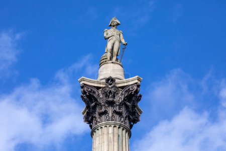 Téléchargez les photos : Londres, Royaume-Uni - 19 février 2024 : La sculpture du vice-amiral Horatio Nelson au sommet de la colonne Nelsons, située à Trafalgar Square à Londres, Royaume-Uni. - en image libre de droit