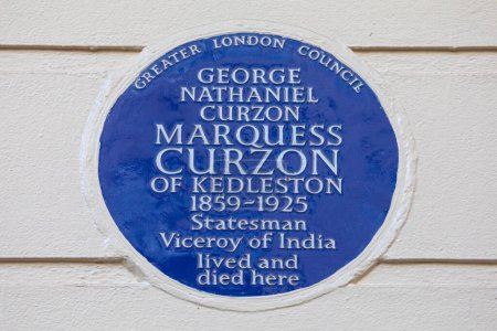 Téléchargez les photos : Londres, Royaume-Uni - 19 février 2024 : Une plaque bleue sur la terrasse Carlton House à Londres, Royaume-Uni, marquant l'endroit où vivait l'homme d'État George Nathaniel Curzon. - en image libre de droit