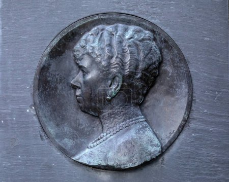 Foto de Londres, Reino Unido - 19 de febrero de 2024: Una placa esculpida en The Mall en Londres, Reino Unido, conmemorando a la reina María - el esposo de Jorge V. - Imagen libre de derechos