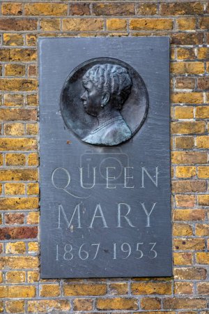 Foto de Londres, Reino Unido - 19 de febrero de 2024: Una placa esculpida en The Mall en Londres, Reino Unido, conmemorando a la reina María - el esposo de Jorge V. - Imagen libre de derechos