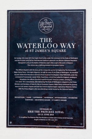 Téléchargez les photos : Londres, Royaume-Uni - 19 février 2024 : Une plaque sur St. James's Square à Londres, Royaume-Uni, commémorant le lien entre le bâtiment et la bataille de Waterloo. - en image libre de droit