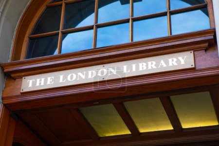 Téléchargez les photos : Londres, Royaume-Uni - 15 janvier 2024 : Le panneau au-dessus de l'entrée de la bibliothèque de Londres sur St. James's Square à Londres, Royaume-Uni. - en image libre de droit