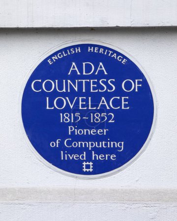 Téléchargez les photos : Londres, Royaume-Uni - 19 février 2024 : Une plaque bleue sur St. James's Square à Londres, Royaume-Uni, marquant l'endroit où vivait la pionnière de l'informatique, la comtesse Ada de Lovelace dans les années 1800. - en image libre de droit