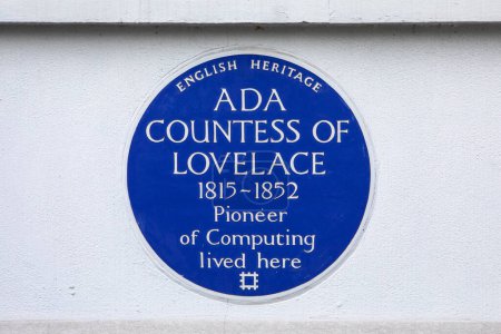 Téléchargez les photos : Londres, Royaume-Uni - 19 février 2024 : Une plaque bleue sur St. James's Square à Londres, Royaume-Uni, marquant l'endroit où vivait la pionnière de l'informatique, la comtesse Ada de Lovelace dans les années 1800. - en image libre de droit