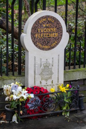 Téléchargez les photos : Londres, Royaume-Uni - 19 février 2024 : Mémorial dédié à la WPC Yvonne Fletcher sur place où elle a été tuée le 17 avril 1984. - en image libre de droit