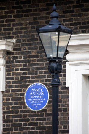 Téléchargez les photos : Londres, Royaume-Uni - 19 février 2024 : Une plaque bleue sur un bâtiment de St. James's Square à Londres, Royaume-Uni, marquant l'endroit où Nancy Astor a vécu. Astor a été la première femme à siéger au Parlement. - en image libre de droit