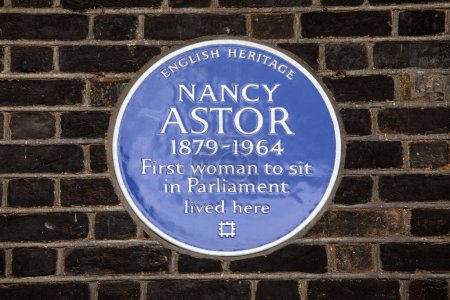 Téléchargez les photos : Londres, Royaume-Uni - 19 février 2024 : Une plaque bleue sur un bâtiment de St. James's Square à Londres, Royaume-Uni, marquant l'endroit où Nancy Astor a vécu. Astor a été la première femme à siéger au Parlement. - en image libre de droit