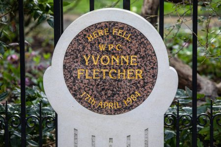Téléchargez les photos : Londres, Royaume-Uni - 19 février 2024 : Mémorial dédié à la WPC Yvonne Fletcher sur place où elle a été tuée le 17 avril 1984. - en image libre de droit