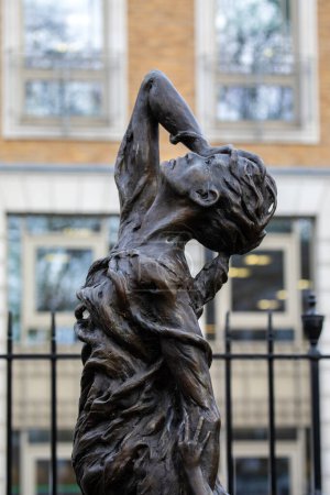 Téléchargez les photos : Londres, Royaume-Uni - 19 février 2024 : Sculpture intitulée Mother and Child in St. James's Square, Londres, commémorant les femmes victimes de violences sexuelles pendant la guerre du Vietnam et leurs enfants. - en image libre de droit