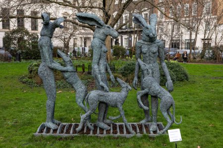 Téléchargez les photos : Londres, Royaume-Uni - 19 février 2024 : Sculpture intitulée Paintpots in St. James's Square, Londres, créée par Sophie Ryder. - en image libre de droit