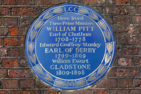 Téléchargez les photos : Londres, Royaume-Uni - 19 février 2024 : Une plaque bleue à l'extérieur de Chatham House sur St. James's Square à Londres, marquant l'endroit où trois premiers ministres ont vécu. - en image libre de droit
