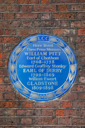 Téléchargez les photos : Londres, Royaume-Uni - 19 février 2024 : Une plaque bleue à l'extérieur de Chatham House sur St. James's Square à Londres, marquant l'endroit où trois premiers ministres ont vécu. - en image libre de droit