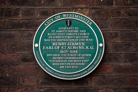Téléchargez les photos : Londres, Royaume-Uni - 19 février 2024 : Une plaque à l'extérieur d'un bâtiment sur St. James's Square à Londres, marquant l'endroit où Henry Jermyn a vécu. - en image libre de droit