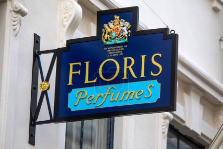 Téléchargez les photos : London, UK - February 19th 2024: The sign on the exterior of Floris - the oldest English retailer of fragrance and toiletries, located on Jermyn Street in London, UK. - en image libre de droit