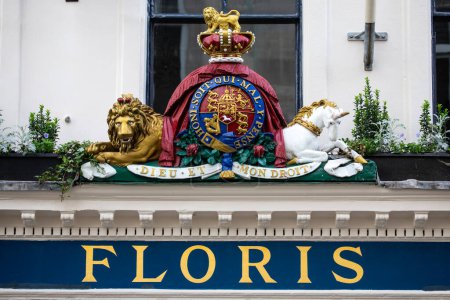 Téléchargez les photos : London, UK - February 19th 2024: The sign on the exterior of Floris - the oldest English retailer of fragrance and toiletries, located on Jermyn Street in London, UK. - en image libre de droit
