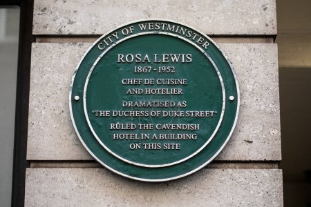 Téléchargez les photos : Londres, Royaume-Uni - 19 février 2024 : Une plaque bleue située sur Jermyn Street à Londres, Royaume-Uni, marquant l'endroit où le Chef de Cuisine Rosa Lewis a régné sur le Cavenish Hotel. - en image libre de droit