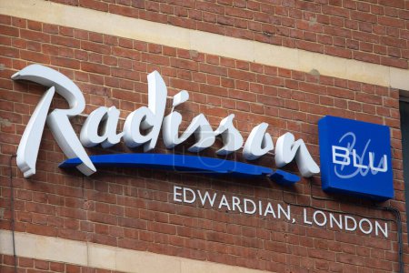 Téléchargez les photos : London, UK - February 26th 2024: The Radisson Blu hotel logo, on the exterior of their Edwardian Hampshire Hotel located in Leicester Square, London. - en image libre de droit