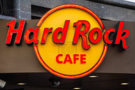 Téléchargez les photos : London, UK - February 26th 2024: Hard Rock Cafe logo above the entrance to one of their restaurants located in the West End of London, UK. - en image libre de droit